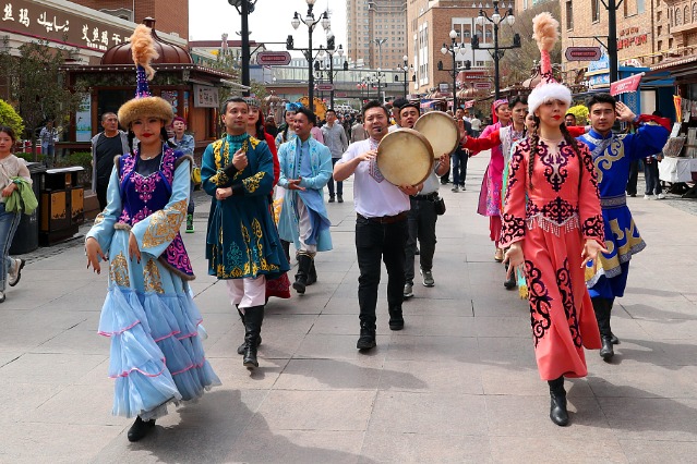 Xinjiang bazaar enchants visitors with performances
