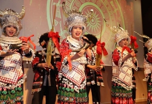 Colorful Guizhou wind blows to Paris