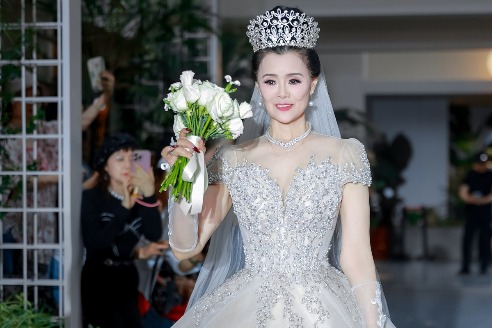 Senior models shine in Chongqing wedding fashion show