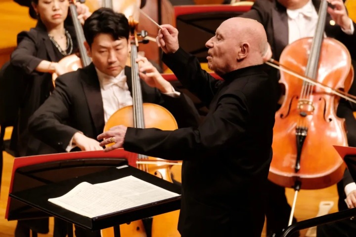 Renowned conductor reunites with China orchestra