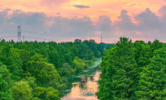 Cyclists converge on Gaoyou Lake for scenic annual race