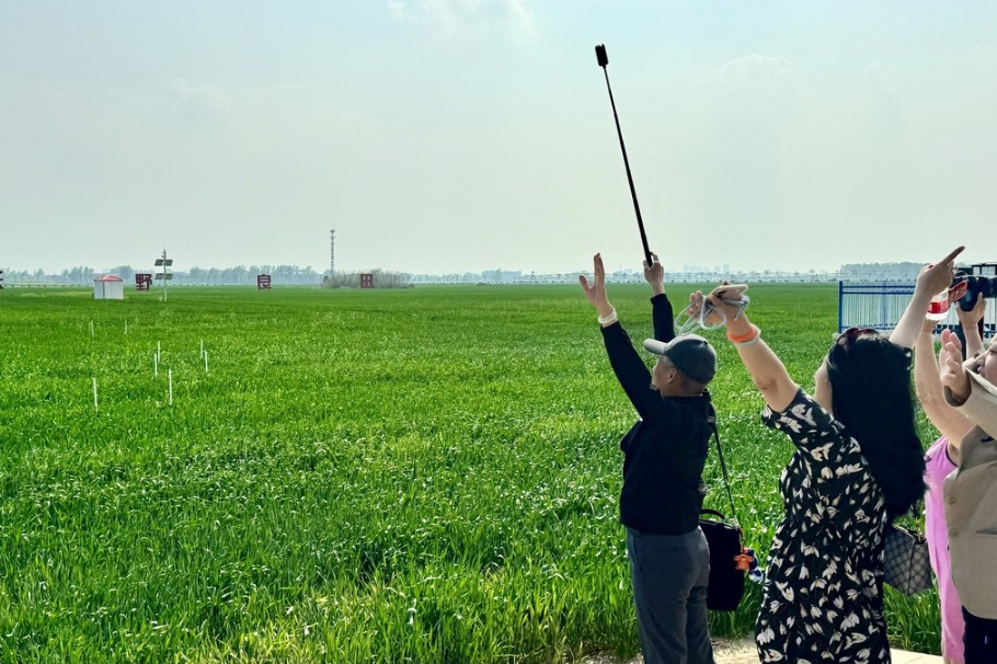 Cross-Strait reporters explore Henan's development