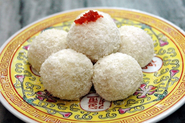 Steamed rice cakes with sweet stuffing (艾窝窝/Ai Wo Wo)
