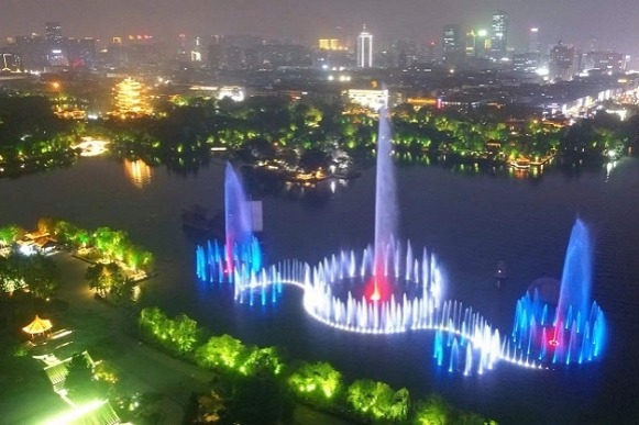 Jinan's Daming Lake illuminates night with spectacular light show