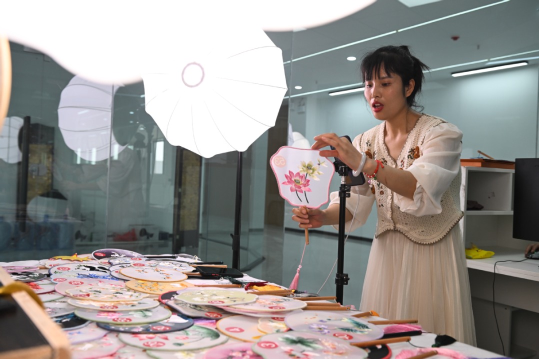 Livestreaming boosts sales in Jiangsu