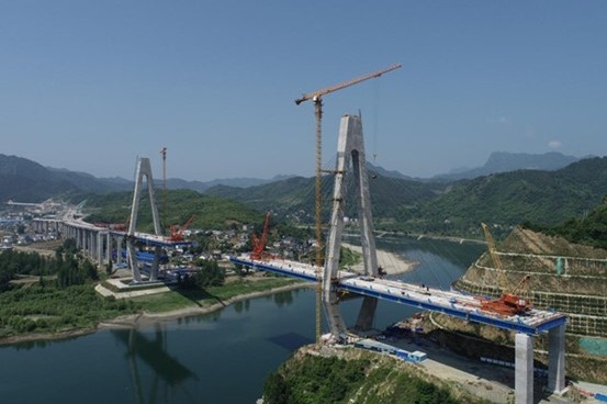 Super-bridge on major expressway marks major headway