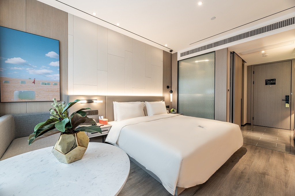 Hotels told not to turn away foreigners