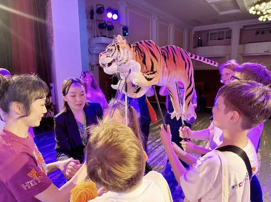 Yangzhou puppetry shines in Russia