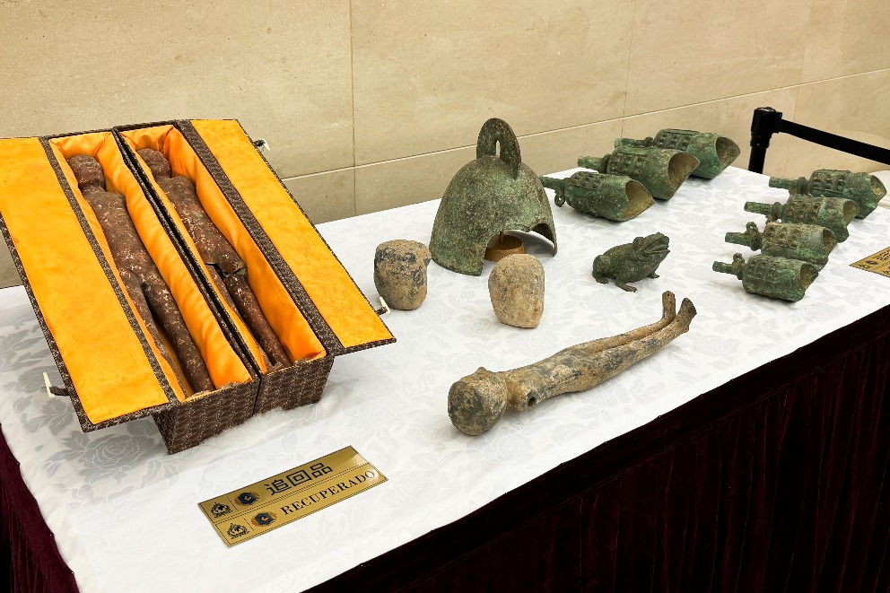 Argentina returns 14 relics to China