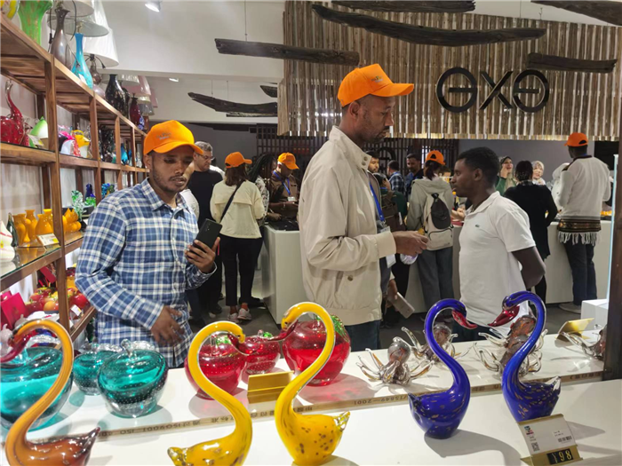 Breathtaking Zibo glass art wows intl guests
