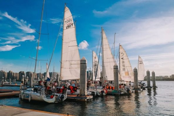Visitors make most of summer at Wuyuan Bay