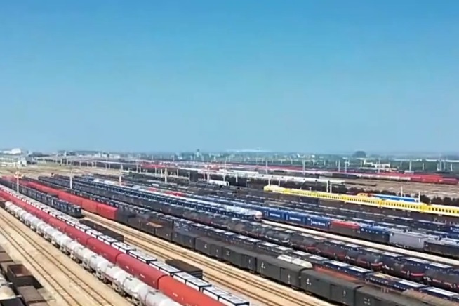 China's rail network sets new record in cargo transportation