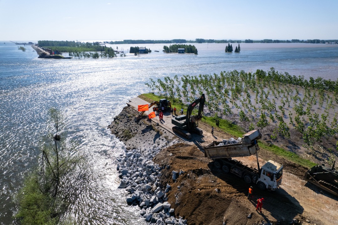 Hunan starts to close breach in China's second-largest freshwater lake