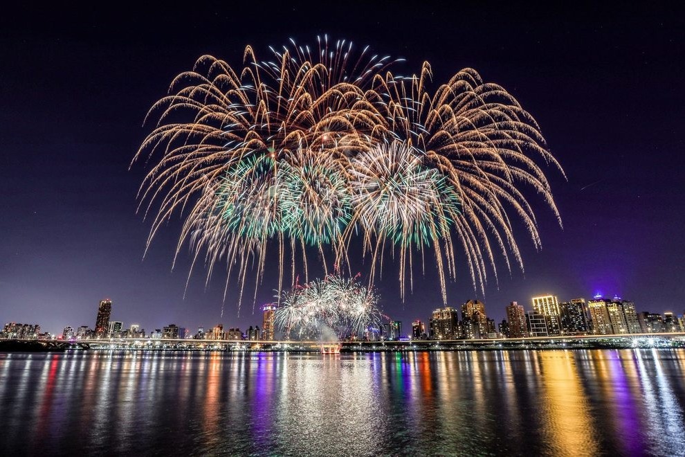 Fireworks light up Taipei skies as local summer festival begins