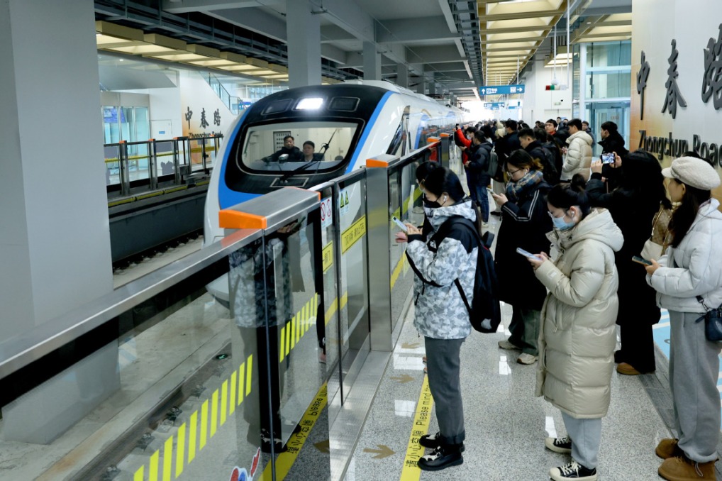 Shanghai airport rail link cuts transit time to 40 mins