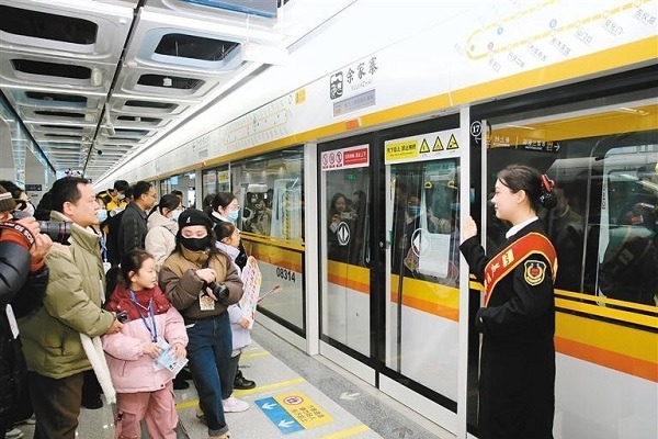 1st metro circular line in Xi'an starts trial operations