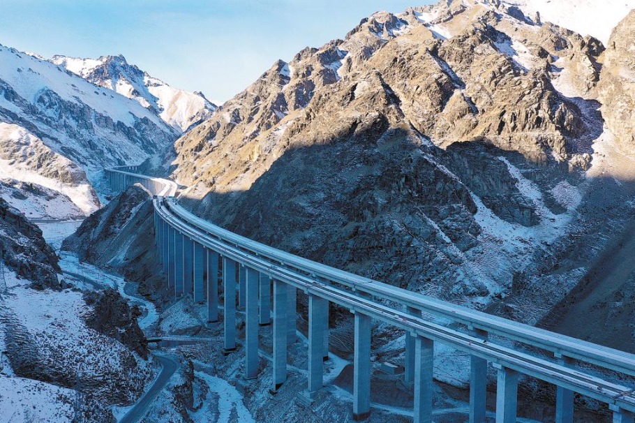 World's longest expressway tunnel built in Xinjiang