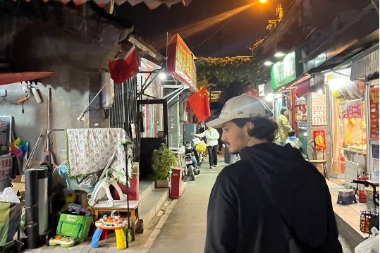 Foreign student impressed by Beijing's 12345 hotline satisfaction rate