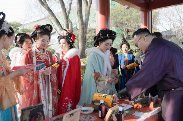 Huaqing Palace Scenic Area: Colorful activities to celebrate new year