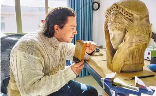 Frenchman bridges cultures through Dongyang woodcarving