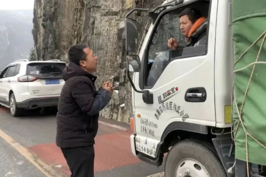 Chongqing native lauded for helping truck driver on mountain road
