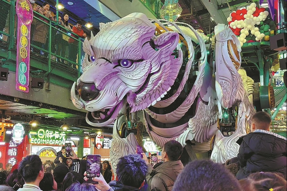 'Beibei' brings crowds to famed Bear Cave Street