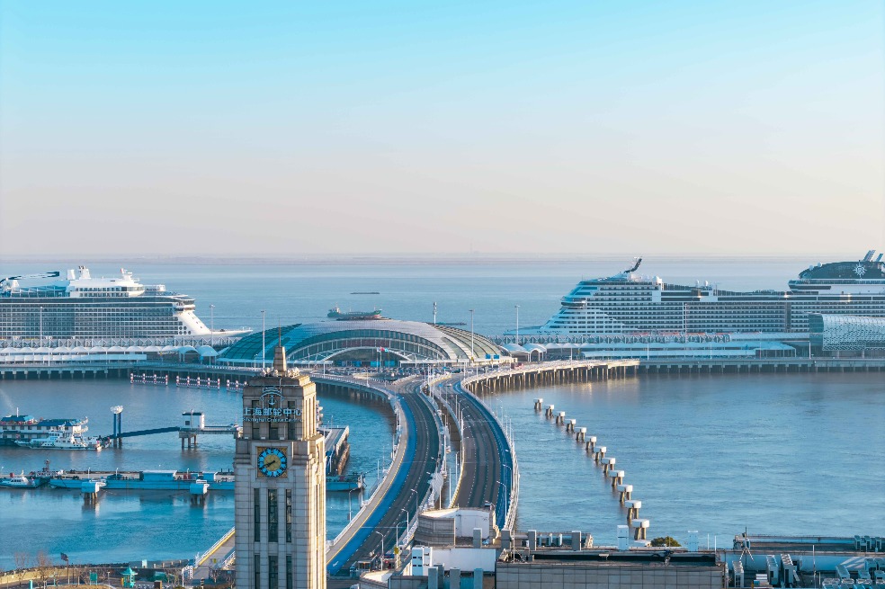 Two cruise ships bring over 9,000 domestic, foreign tourists to Shanghai