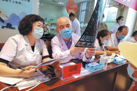 Bearer of hope to patients in Xinjiang