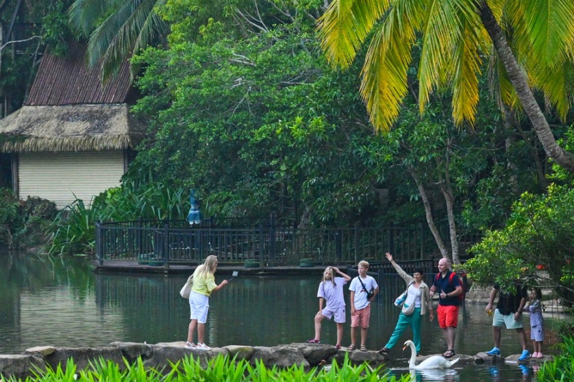 Tourists spend more than 200b yuan in Hainan last year
