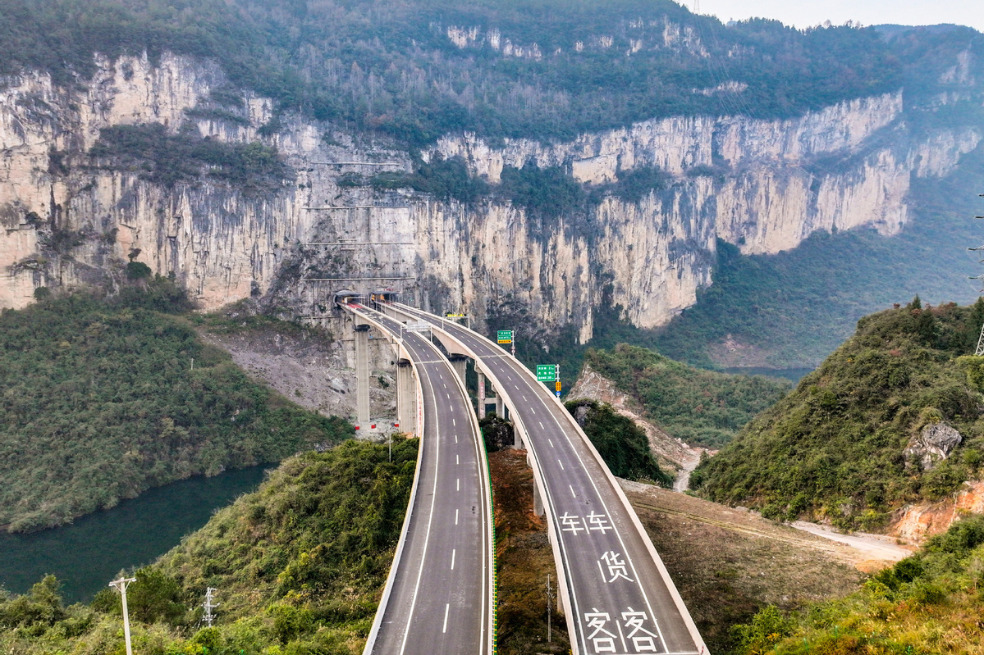 New sections of 2nd Chongqing-Hunan expressway open to public traffic