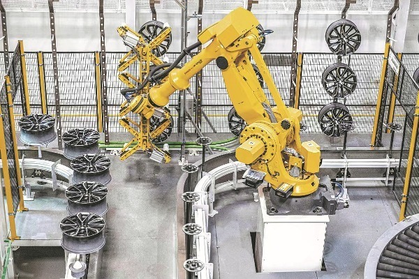 Overall scale of China's manufacturing industry tops world for 15 consecutive years