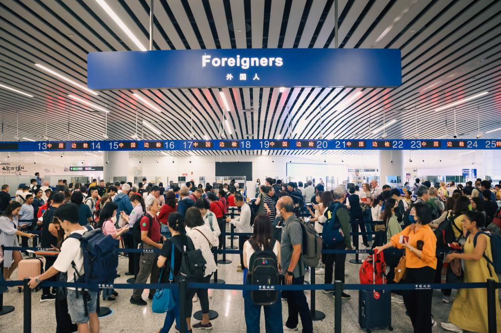 Major airport in Guangzhou sees record passenger throughput