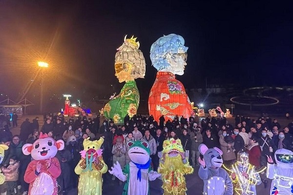Bailuyuan Studios lights up night with flashy lantern show
