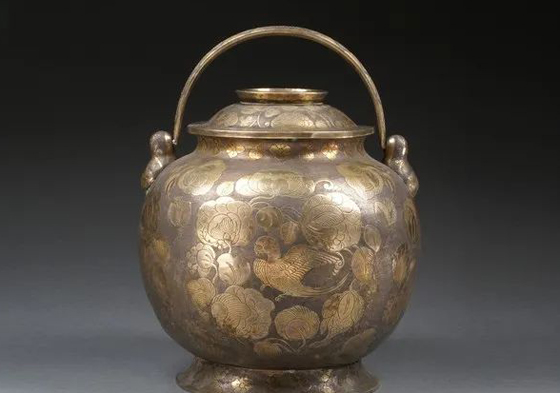Tang Dynasty handled silver pot with gilt parrot patterns