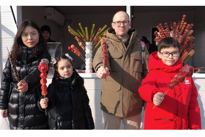 John and his family go shopping for Spring Festival