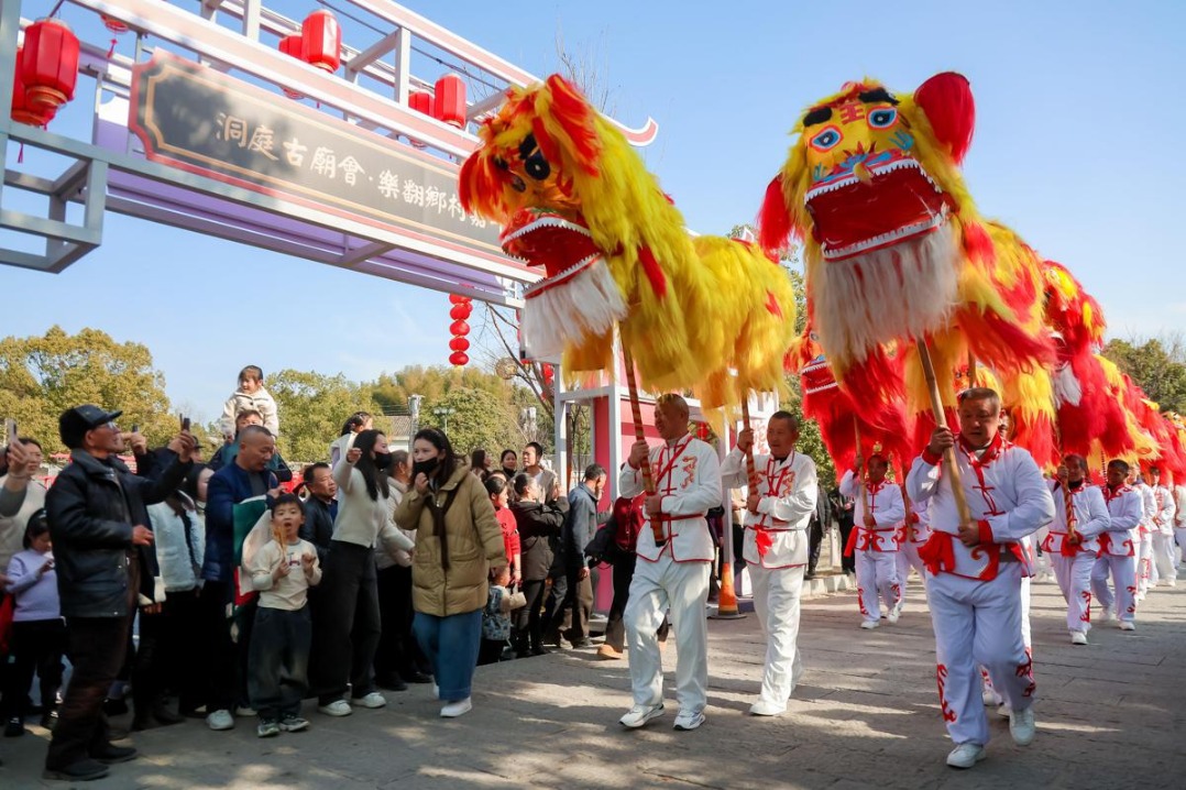 Ancient village in Hunan celebrates Spring Festival with folk performances