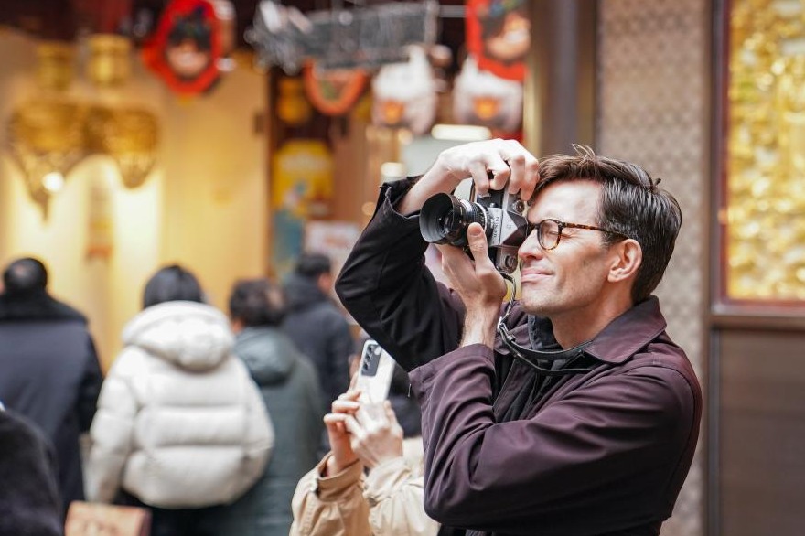 Intl visitors embrace Shanghai's Spring Festival celebrations amid visa-free policy expansion