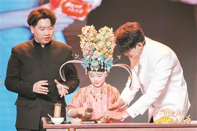 Wenzhou young man promotes ancient wooden movable-type printing
