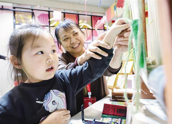 Hohhot opens New Year intangible cultural heritage market