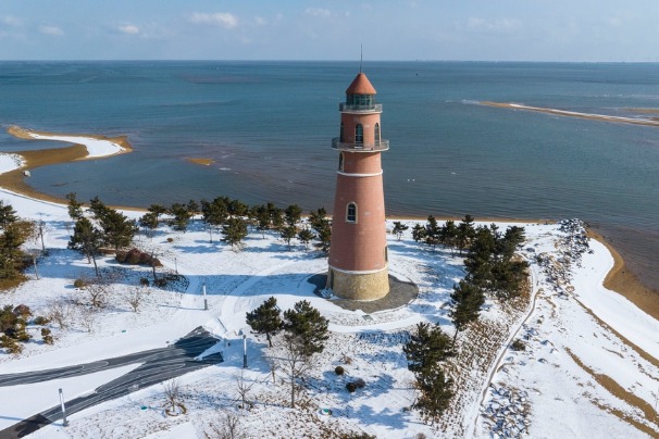 A snowy coastal wonderland in Shandong