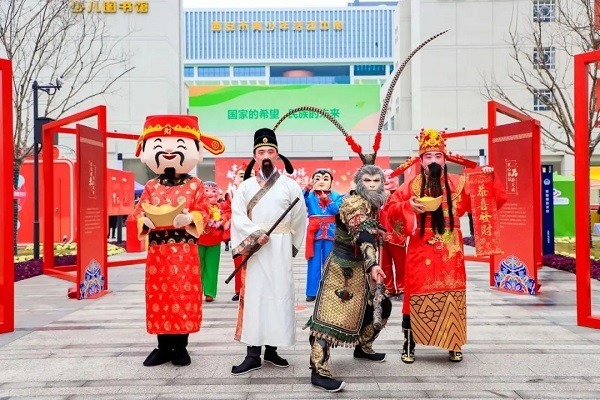 Xi'an's Spring Festival celebrations captivate tourists