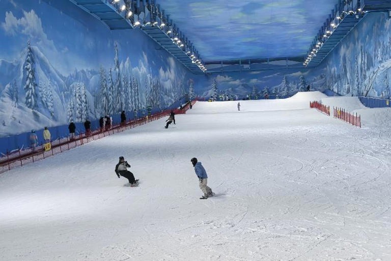 Indoor skiing heating up in 'oven' city of Wuhan