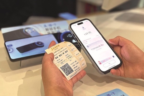 Foreign visitors experience China's improved mobile payment environment over Spring Festival