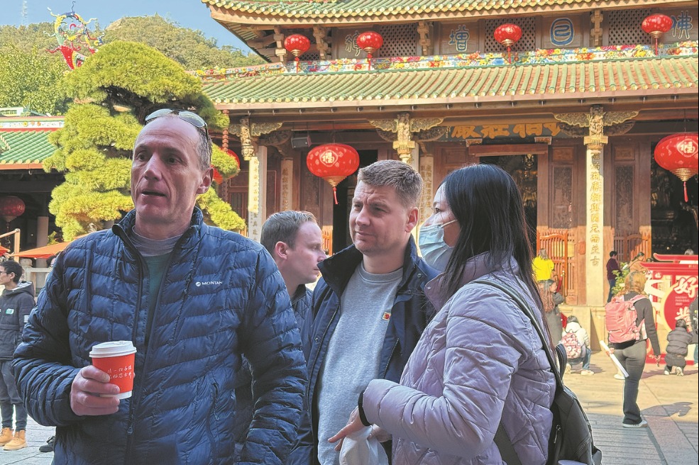 Foreign tourists venture off the beaten path to explore Spring Festival traditions
