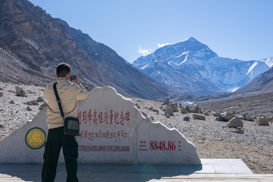 Mount Qomolangma sees tourism surge in 2024