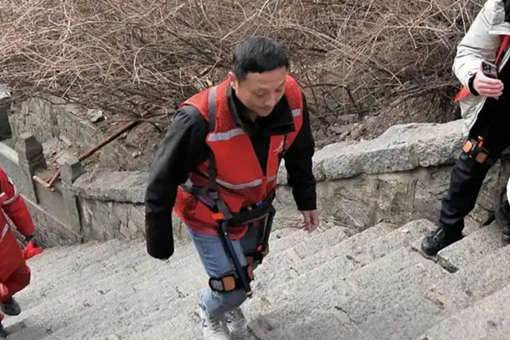 Hikers climbing Taishan find ideal companion in robot weighing 1.8kg