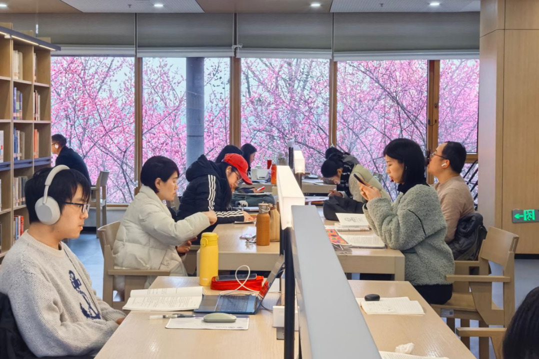 Breathtaking plum trees draw visitors to Chongqing park library