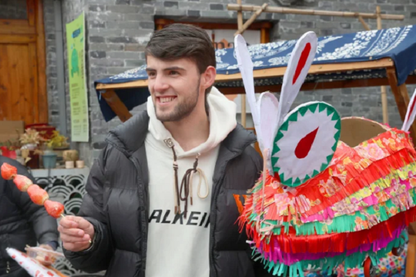 Foreign friends celebrate Lantern Festival in Chongchuan