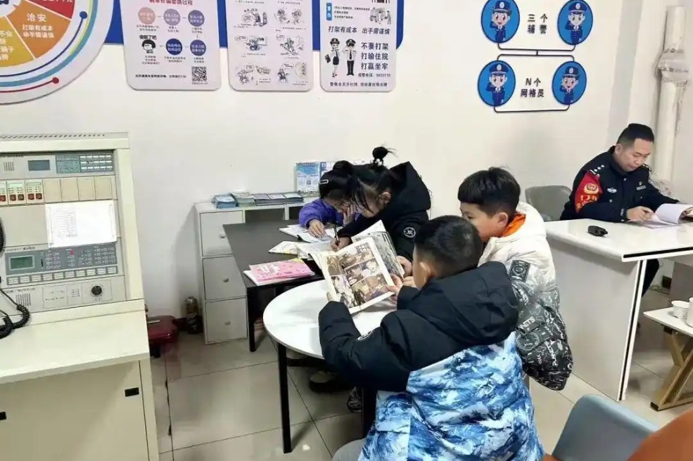 Police offer child care support for vendors at North China market