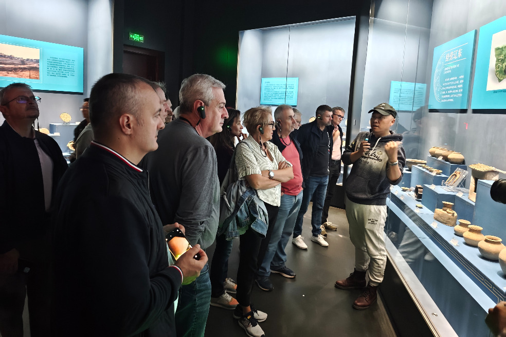 China's inbound tourism boom strains supply of foreign language guides